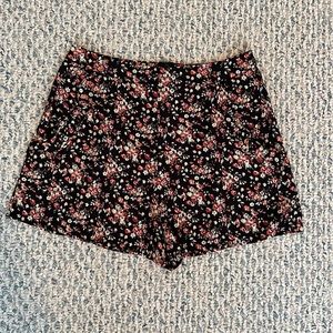 Soprano Flowy Flower Dressy Shorts - Size Small